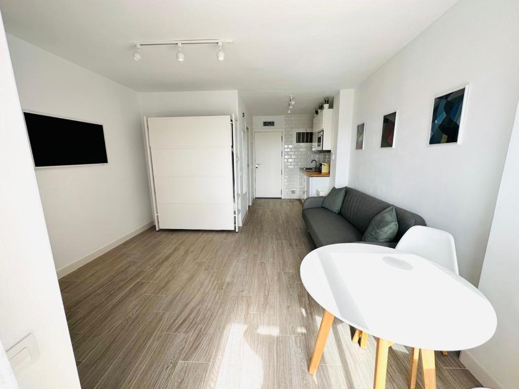 Modern White Studio เบนัลมาเดนา ภายนอก รูปภาพ