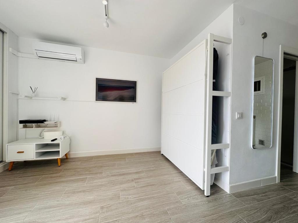Modern White Studio เบนัลมาเดนา ภายนอก รูปภาพ
