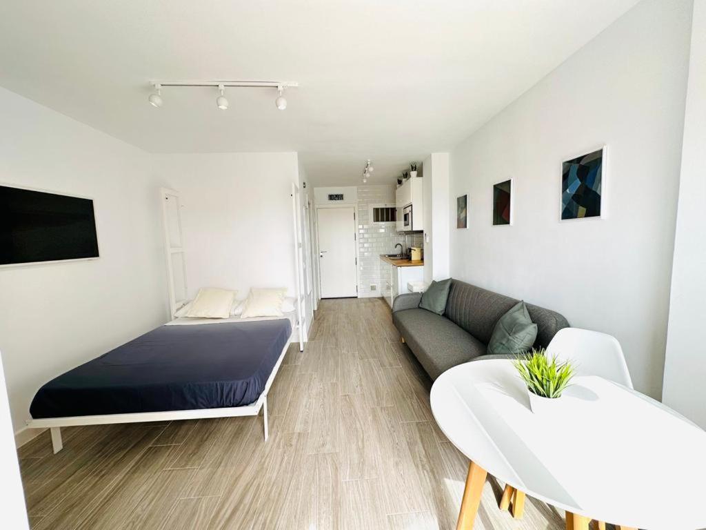 Modern White Studio เบนัลมาเดนา ภายนอก รูปภาพ